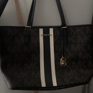 Micheal Kors purse , used , nice size , brown/ black , no stain or wear & tear